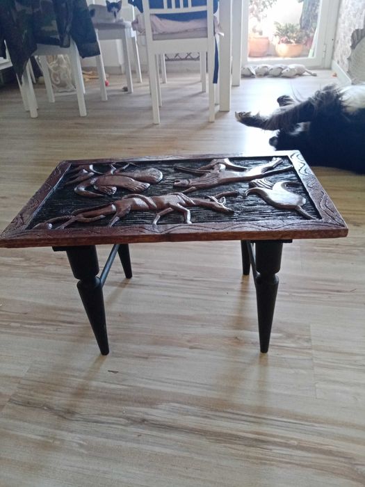 Mesa de centro em madeira com desenhos africanos