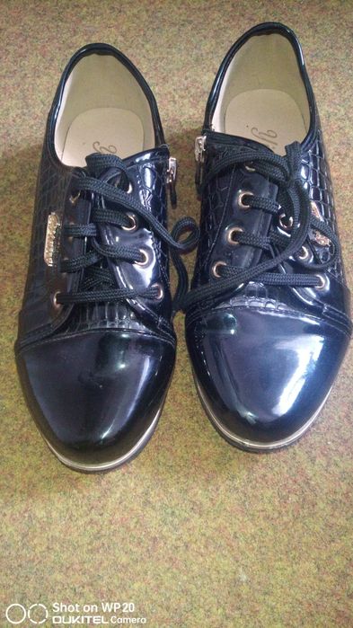Продам лаковані туфельки