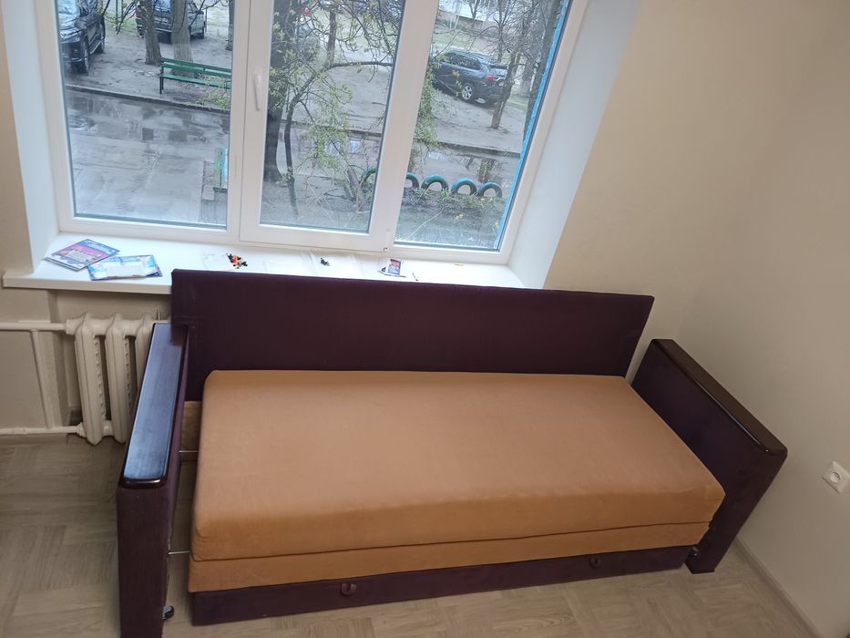 Диван з подушками