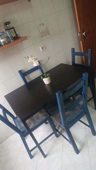 Mesa com 4 cadeiras