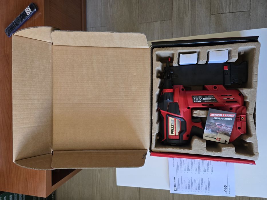 Pistola de pregos nova na caixa