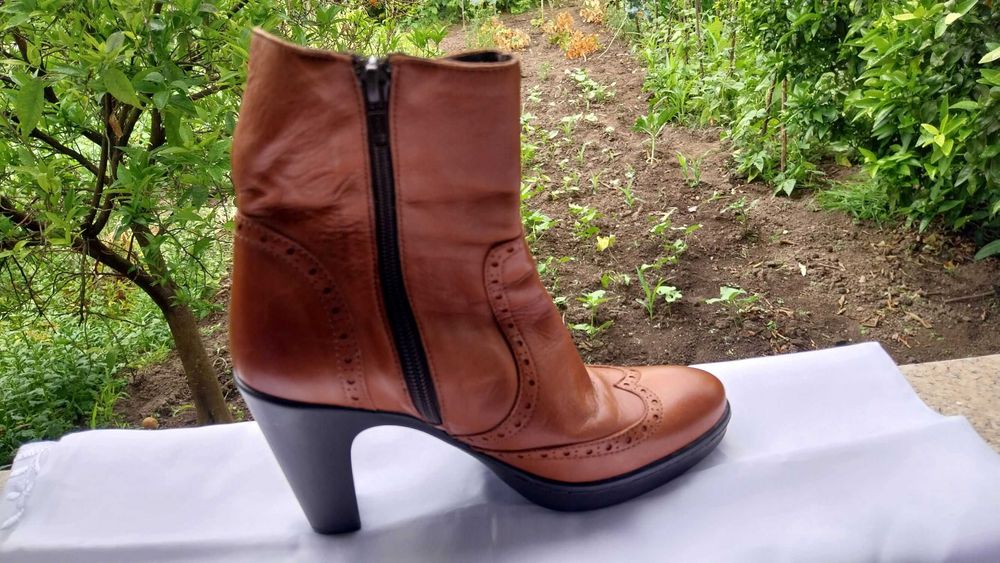 Botas cano curto em pele camel
