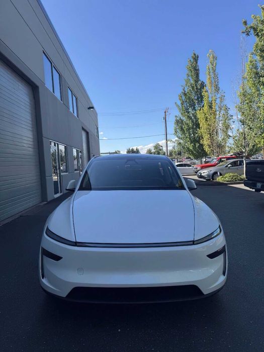 Tesla Model Y Long Range      2026