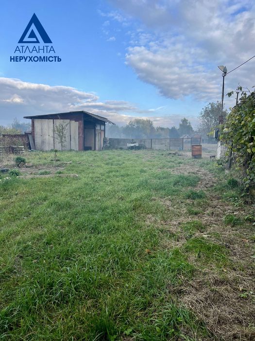 Продам приватизовану земельну ділянку біля Луцька в центрі с. Сирники!