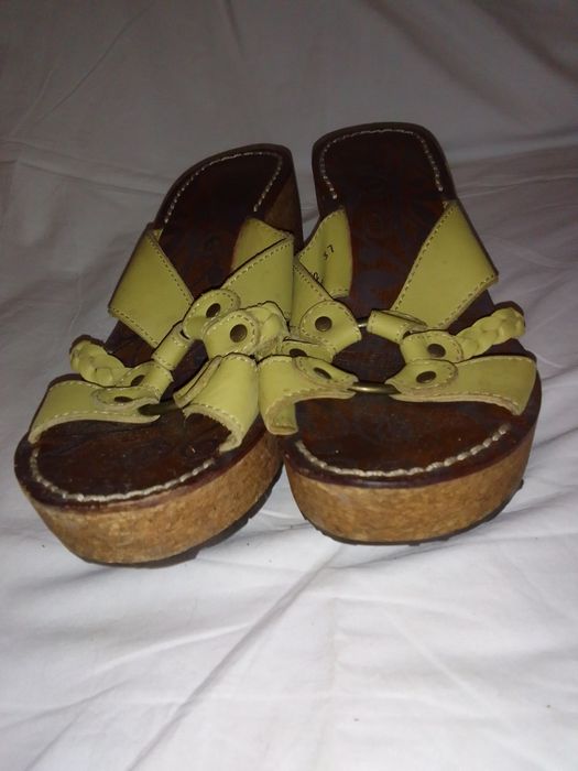 Шлепанцы кожаные на пробковой платформе.