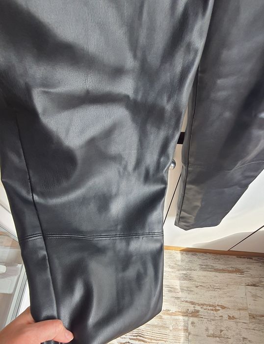 Штани прямі укорочені з еко шкіри primark