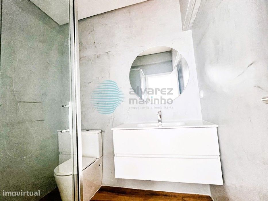 Apartamento T2 com Vista Mar, Garagem e Totalmente Remodelado