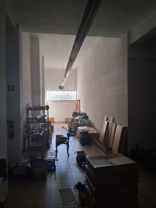 Arrenda se Espaço Comercial ou Armazém