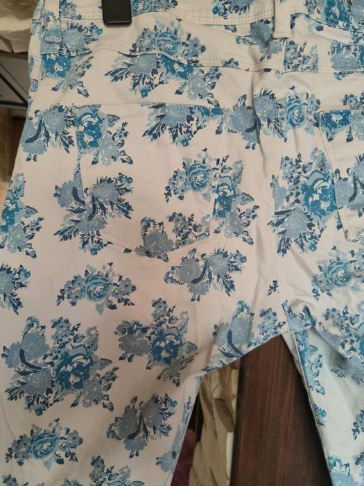 Piękne jeansy białe w niebieskie kwiaty