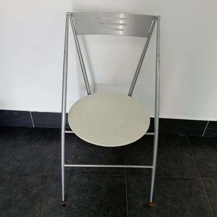 Mesa com tampo em vidro temperado, com estrutura em alumínio cinza