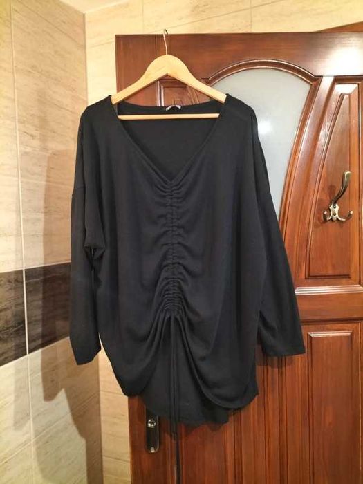 Czarna bluzka dłuższy tył marszczenie ściągacz