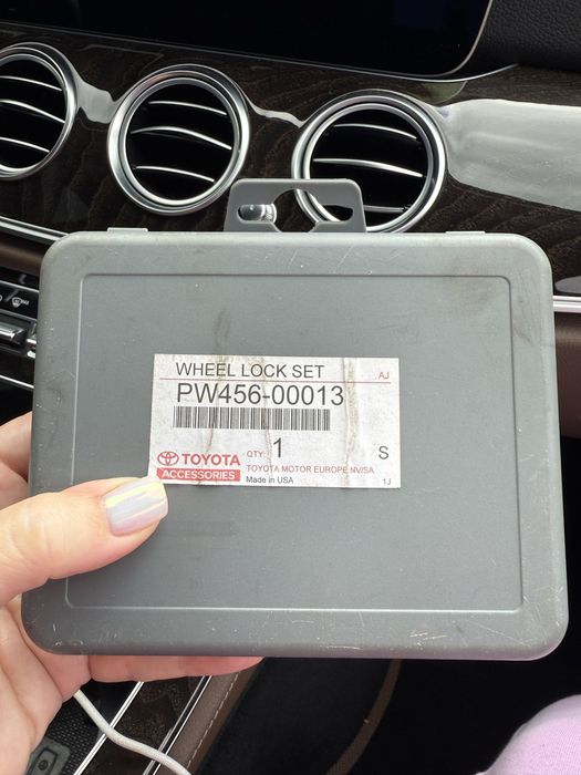 Комплект гаек-секреток с ключом Toyota / Lexus, оригинал