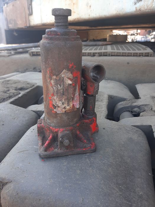 Продам домкрат робочей