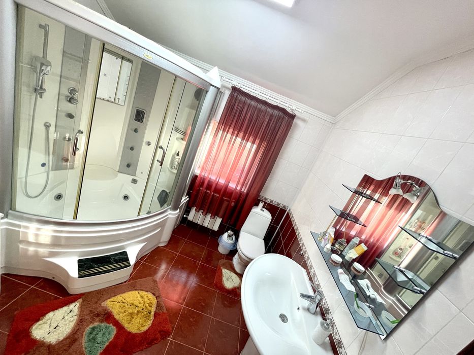 Будинок-герой, бо ж єдиний в своєму роді! 6 кімн. + гостьовий + гараж!