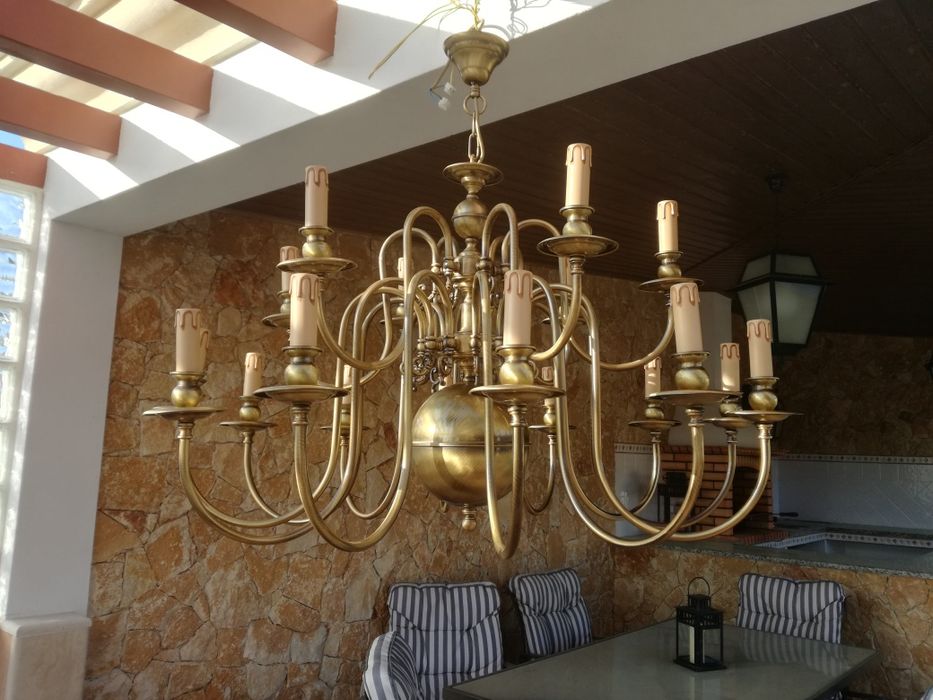 Candeeiro latão dourado de 18 braços.