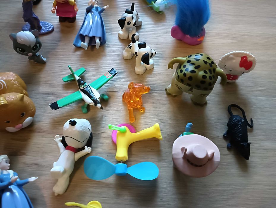 Vários brinquedos miniatura