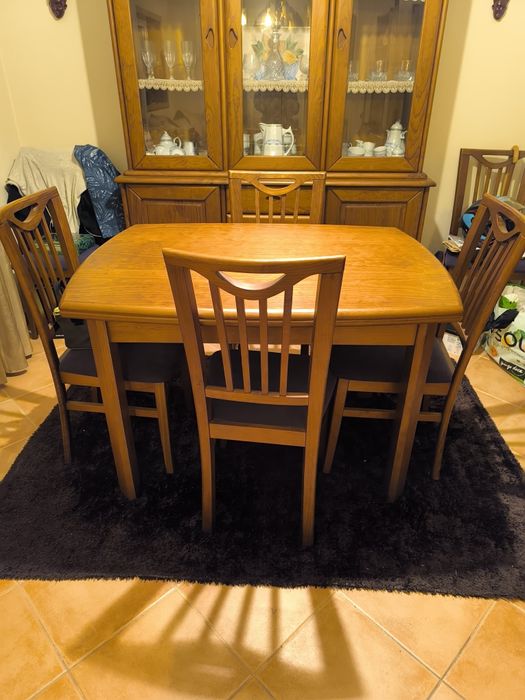 Mesa com 6 Cadeiras em Pinho Tratado – Bom stado