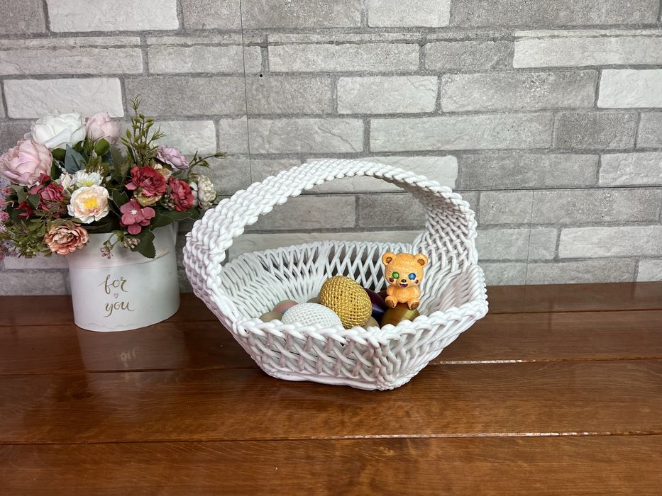 Biały drukowany pleciony koszyk