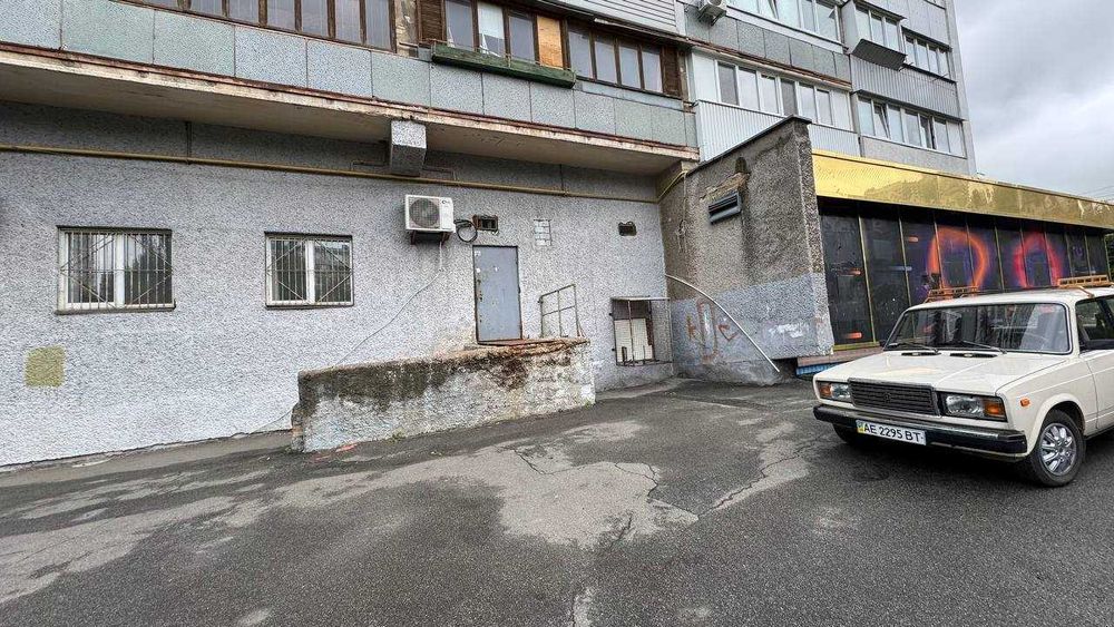 Фасадне приміщення 200 кв.м поруч с АТБ,гарна локація