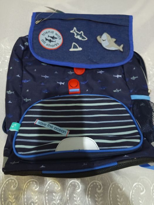 Mochila escolar nova.
