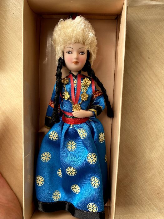 Куклы в костюмах народов мира. (фарфоровые)