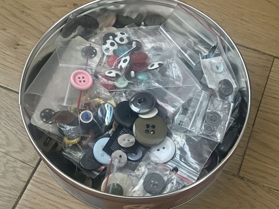 Puszka różnych guzików