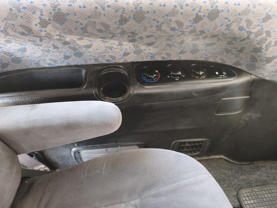 Carrinha Hyundai H1 de 7 Lugares VÁRIOS EXTRAS (AC Frontal e Traseiro; Tetos panorâmicos,) Ideal para Trabalho ou Projeto Campervan CAIXA 2,55x1,55m