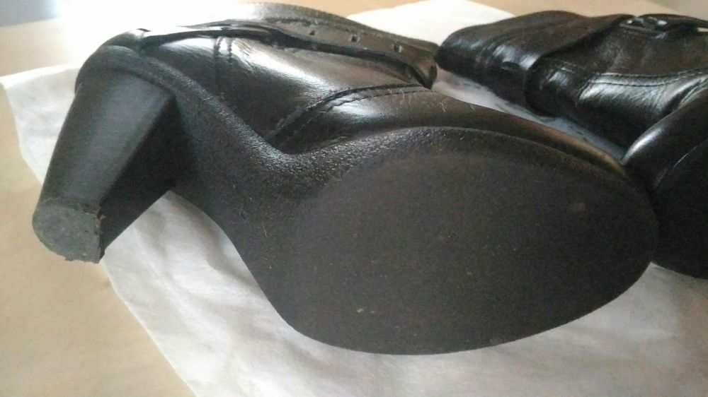 Botins pretos em pele, marca Entrepés, Tam 36.
