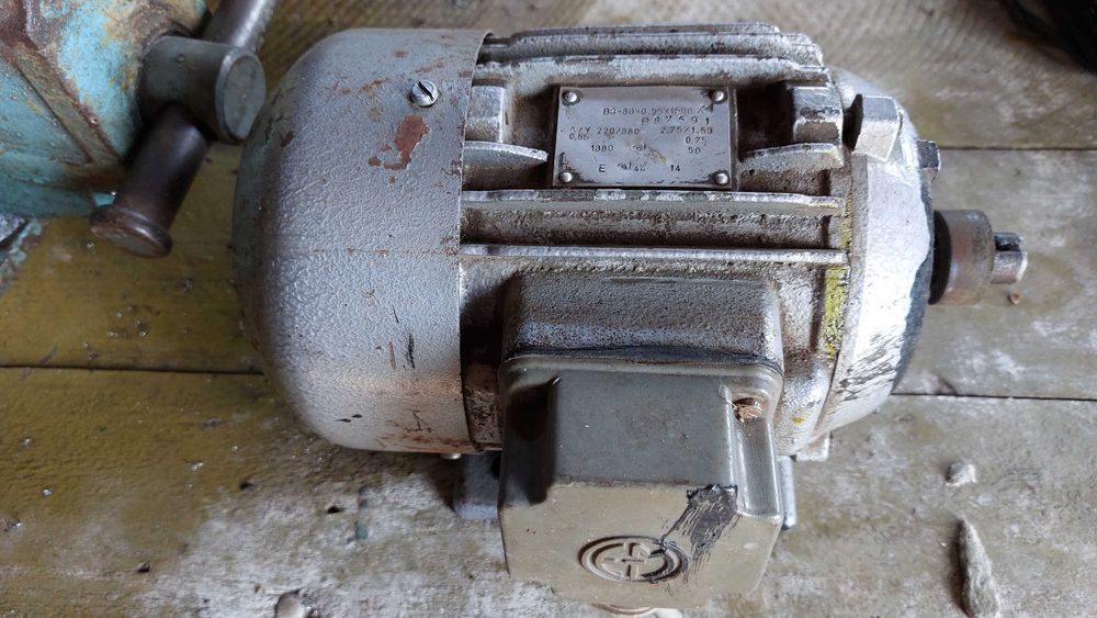 Trójfazowy silnik elektryczny asynchroniczny z czasów PRL