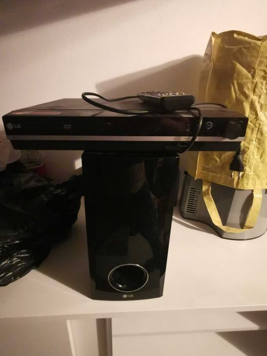 Vendo DVD LG com colunas e comando.