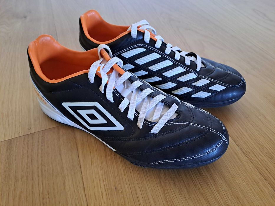 Ténis piso sintético UMBRO 43/27,5cm
