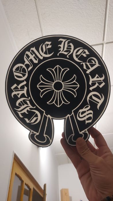 "Chrome heart" lightbox
Aprox 21cm diametro
Com fita luz led no interi