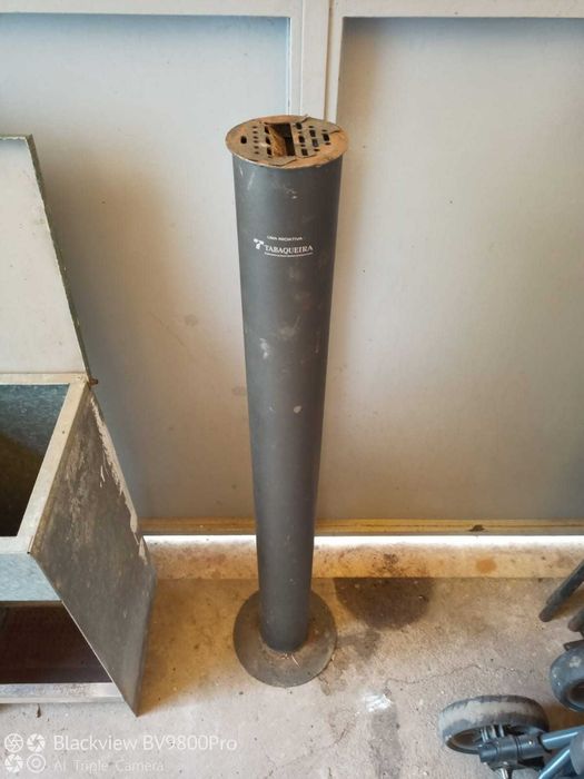 Cinzeiro de coluna com base de assentar