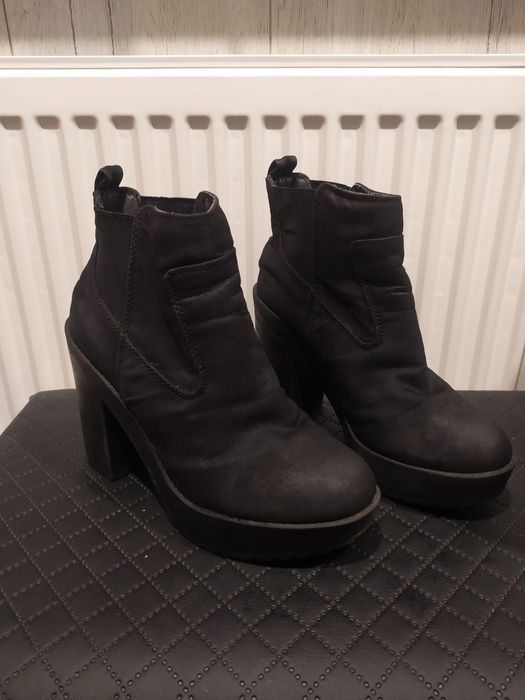 Damskie buty zimowe typu Botki Pull & Bear