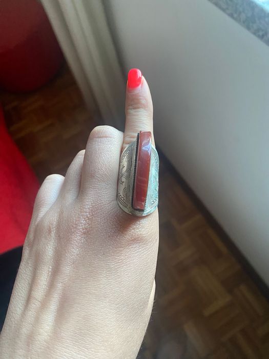 Anel em aço com pedra castanha