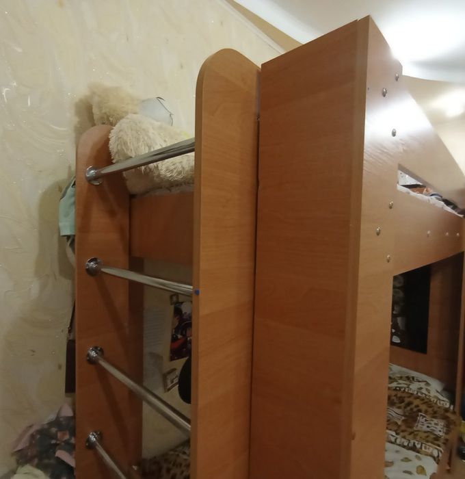 Продам двухъярусную детскую кровать