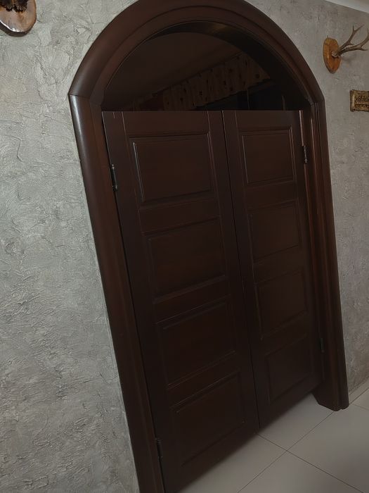 Drzwi drewniane wahadłowe brąz