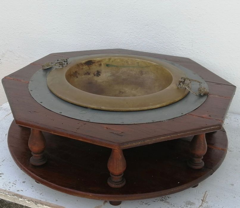 braseira em cobre com suporte de madeira octangular