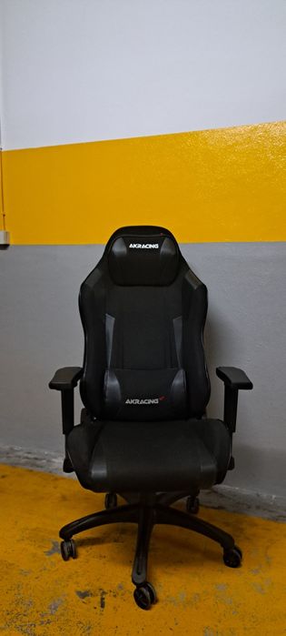 Cadeira Gaming AKRacing  em preto e carbono