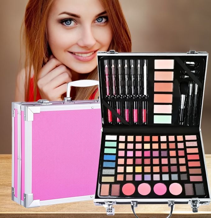 Набор косметики в подарочном кейсе