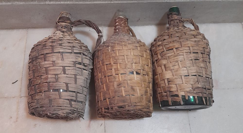 Garrafões vintage empalhados