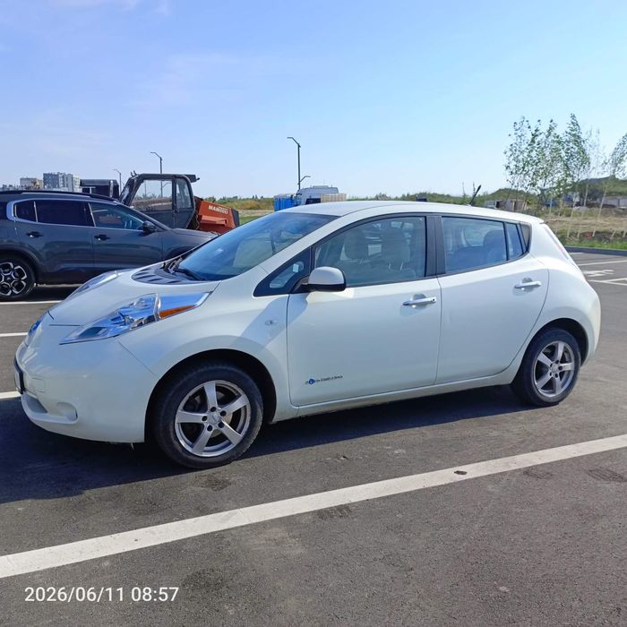 Автомобіль Nissan leaf.