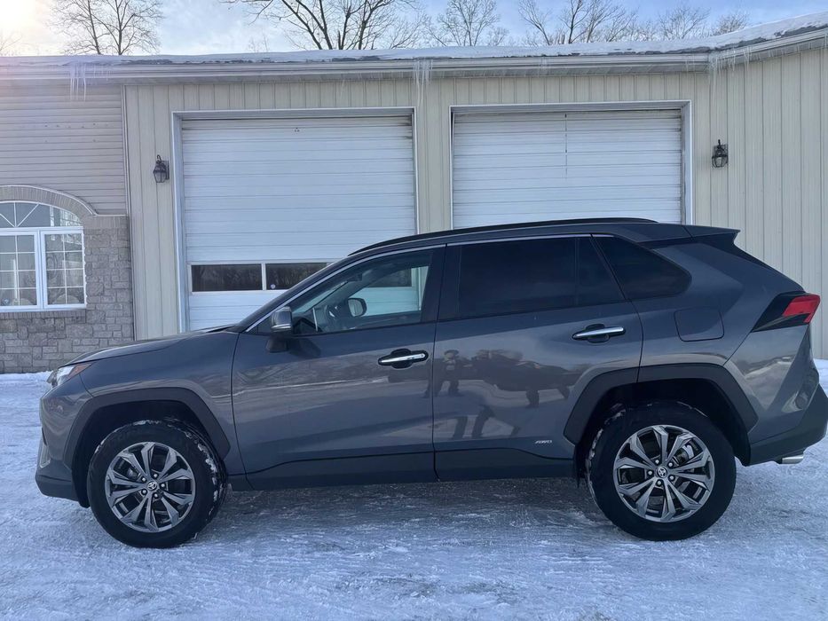 Toyota RAV4 Limited      2022