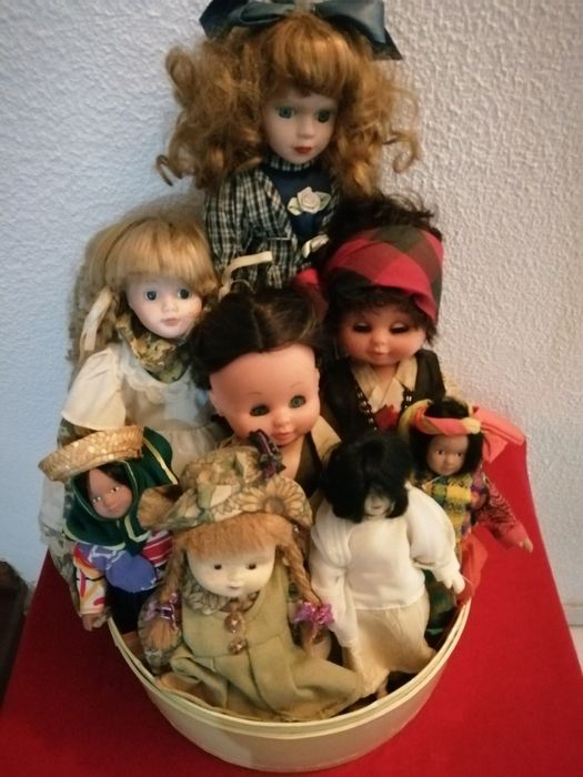 Bonecas lote de 8 bonecas loiça e outros