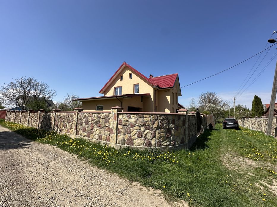 Продам особняк вул. Коновальця з балконами та гаражем площа 170м2