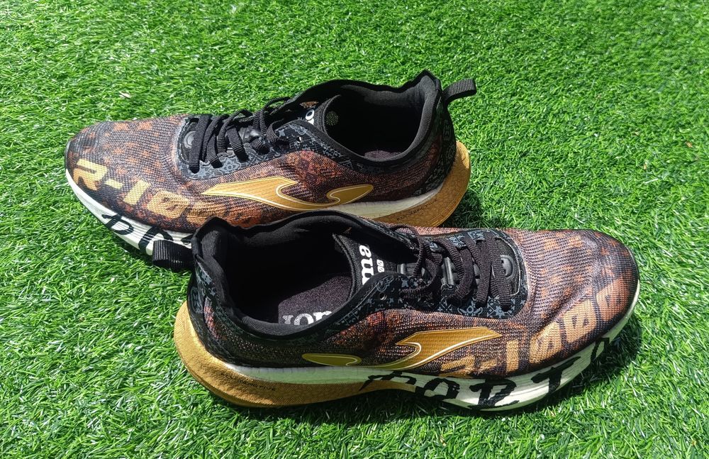 Sapatilhas Joma R-1000 da edição especial da Maratona do Porto 2024.