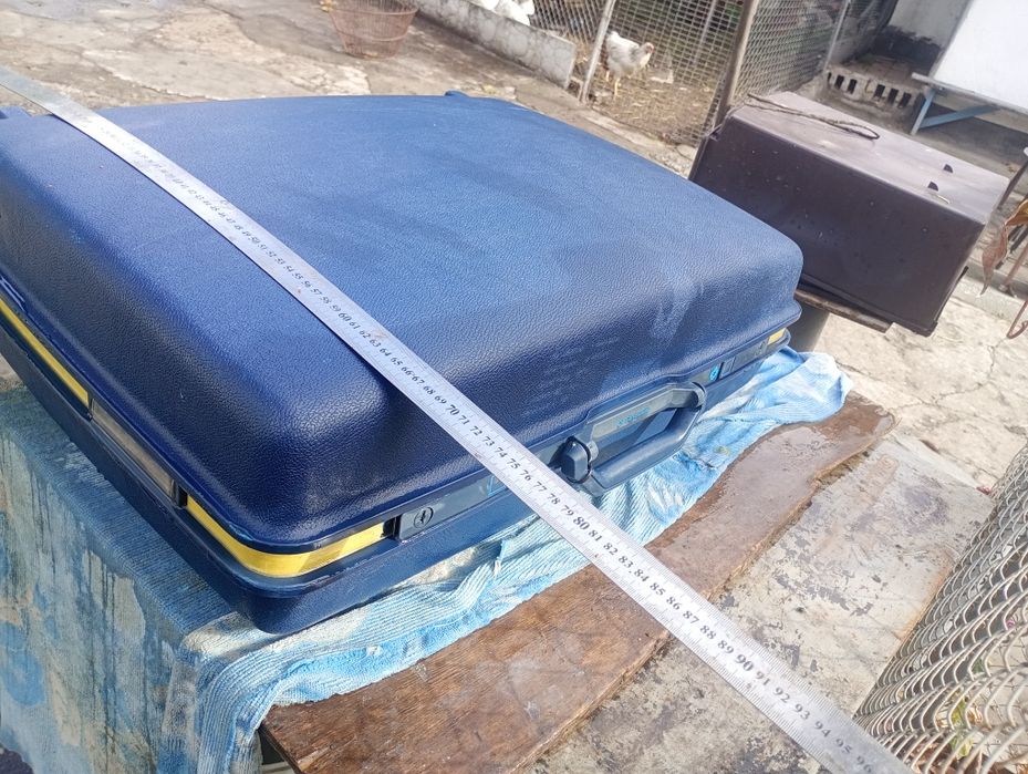 Пластиковий чемодан