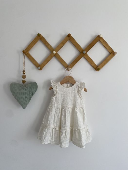 Sukienka kremowa lindex 68 teksturowana falbanki jak newbie