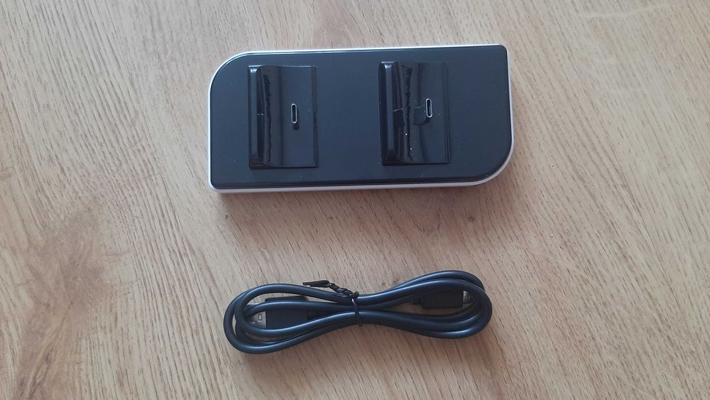 Stacja dokujaca na 2 Pady kontrolery do PS5
