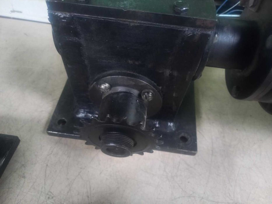 привід для відкатних воріт